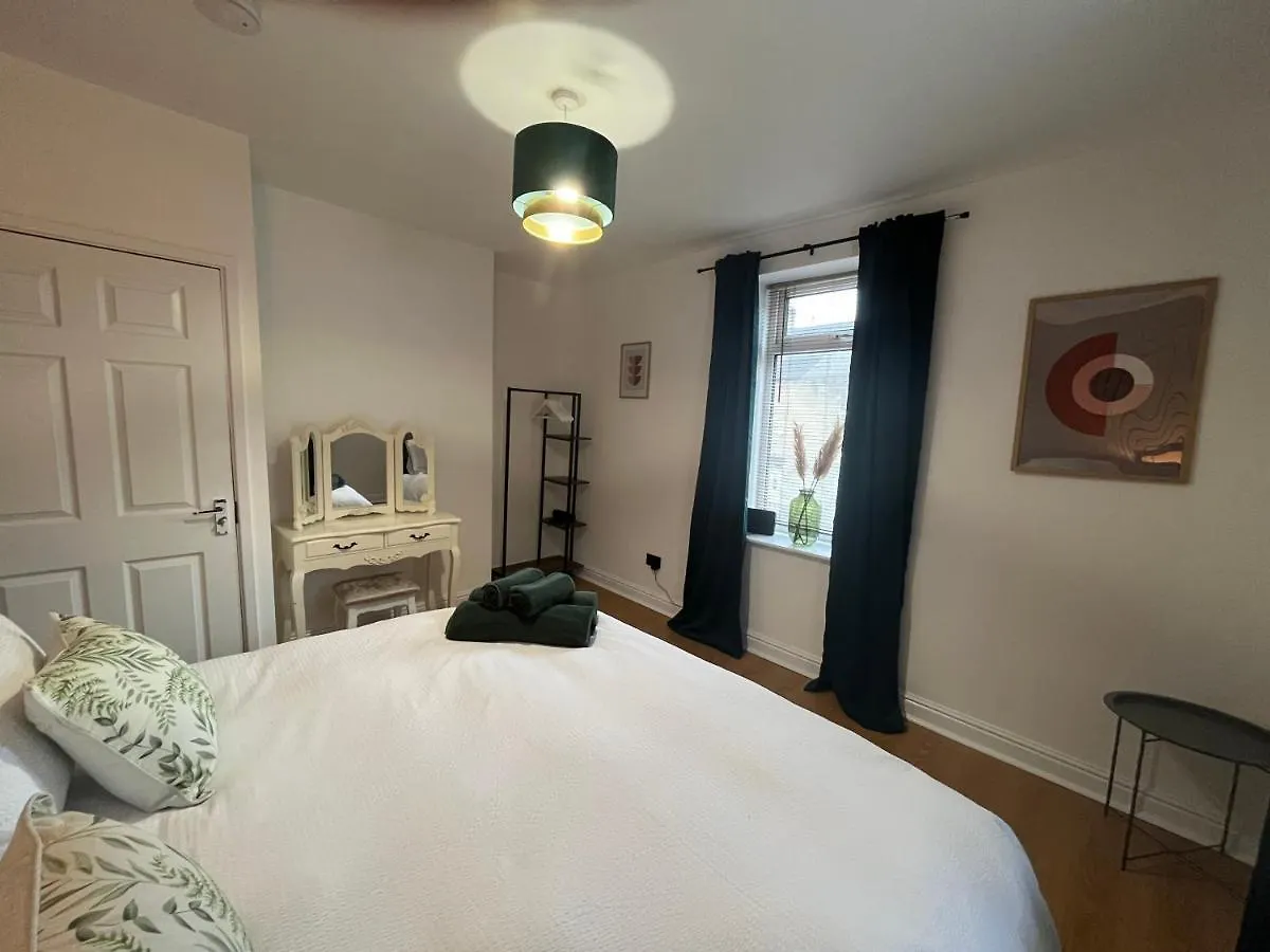 Modern & Retro Two Bedroom Apartment In Barnsley 0*,